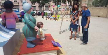 La edil de Fiestas, Mariola Galiana, supervisa la plantà de las hogueras del Raval