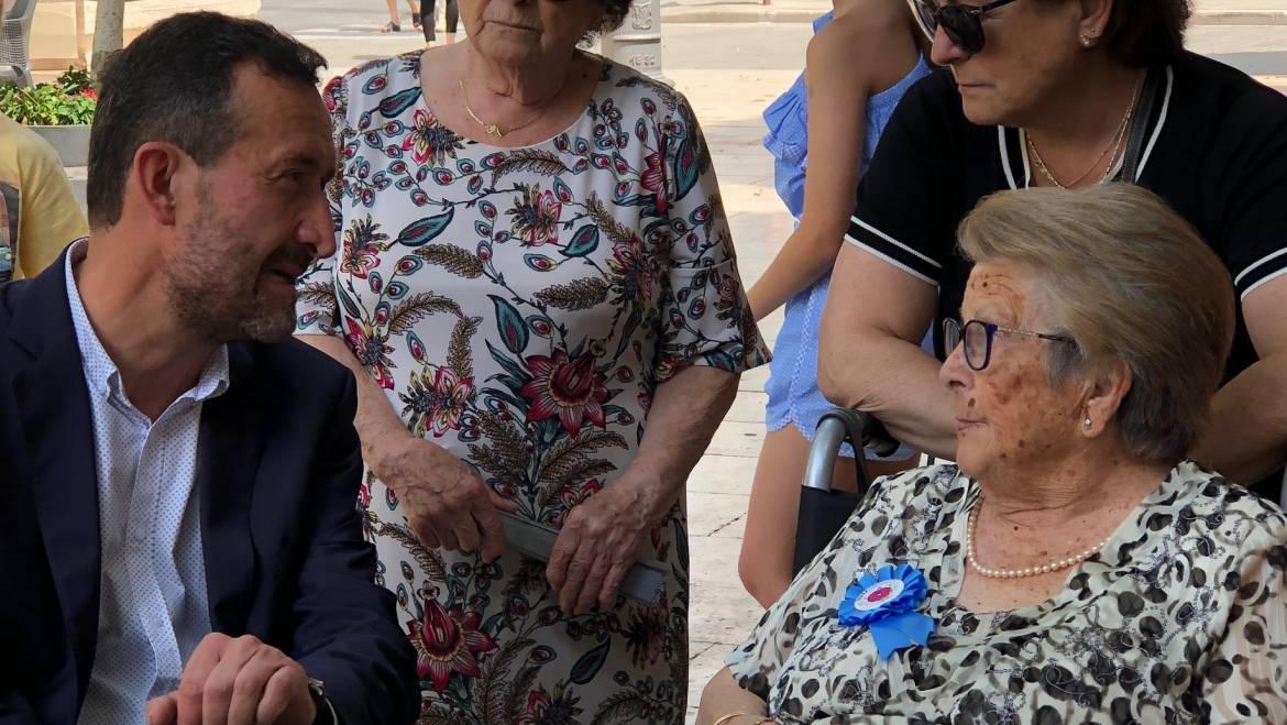 El alcalde y la concejala de Mayores felicitan a una ilicitana que cumple 100 años