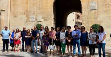 Minuto de silencio en la plaça de Baix por el asesinato machista de una mujer en Alboraya