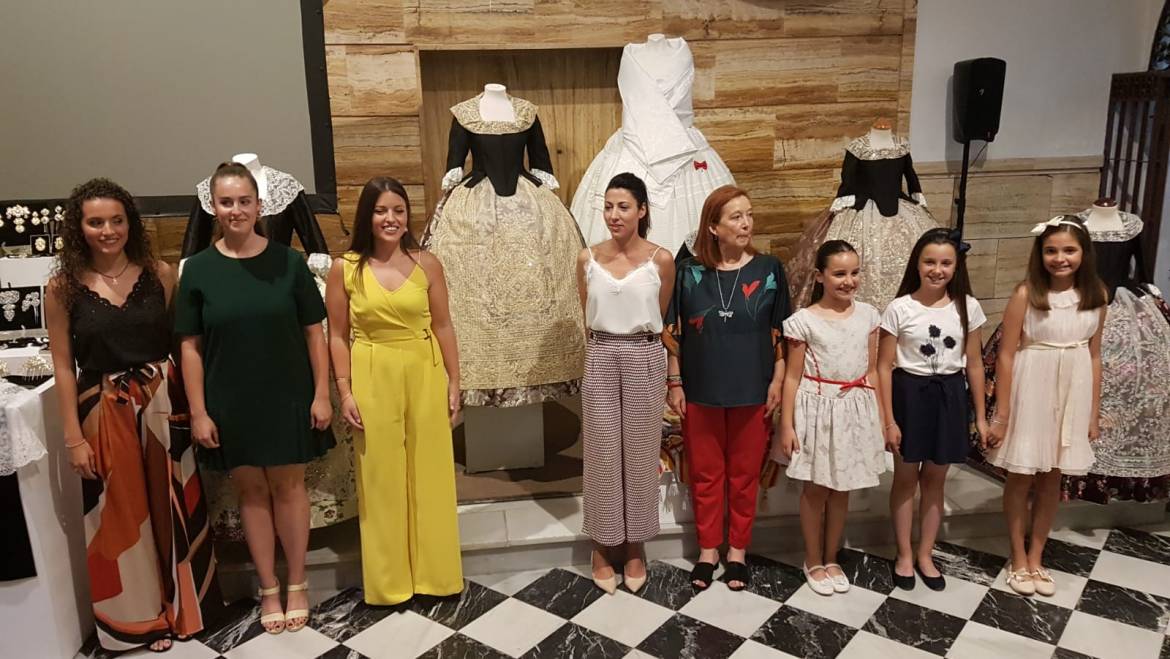Presentan en sociedad la indumentaria de las reinas y damas de las fiestas 2019