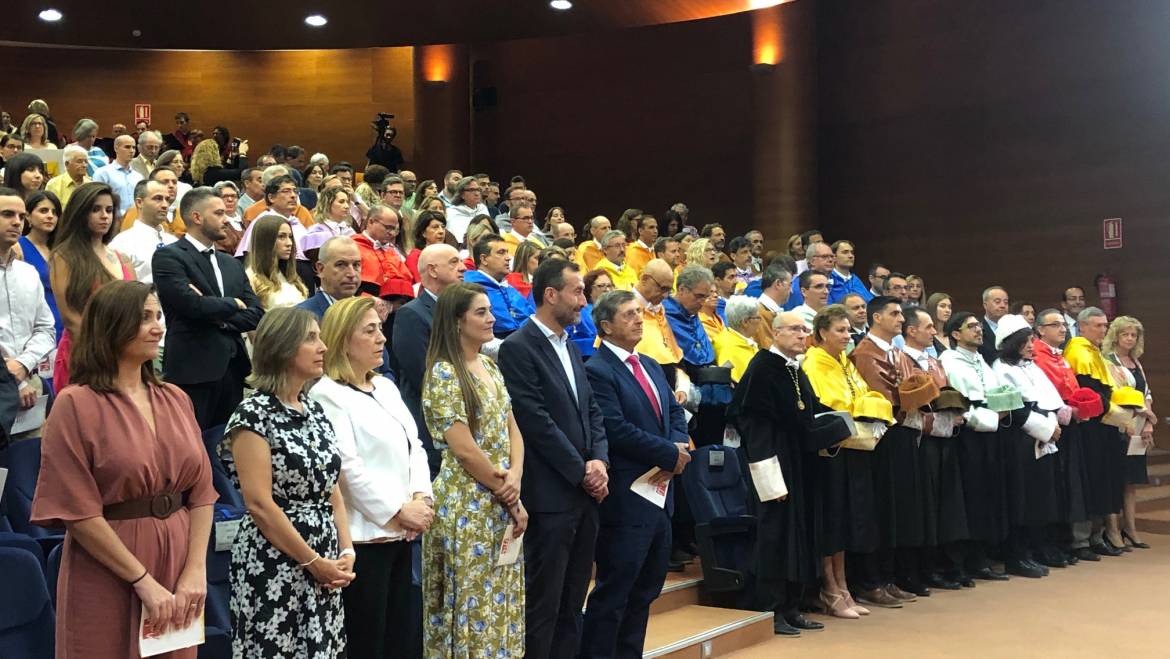 El alcalde y la concejala de Educación y Universidad asisten a la clausura del curso en la UMH