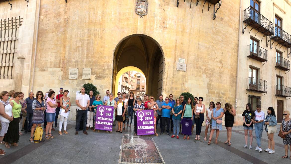 El Equipo de Gobierno Municipal apoya la concentración contra la violencia machista en la plaça de Baix