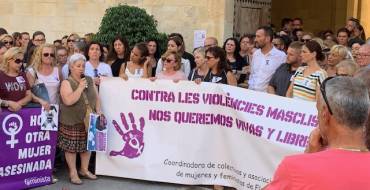 Concentración de repulsa y condena al último asesinato machista en Elche
