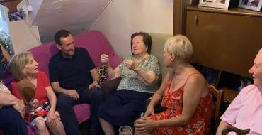 Carlos González y Puri Vives felicitan a la ilicitana Pascuala Martínez por su siglo de vida