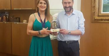 Carlos González recibe a Ariadna Ródenas, subcampeona de Europa de Ultramaratón en categoría Máster-30