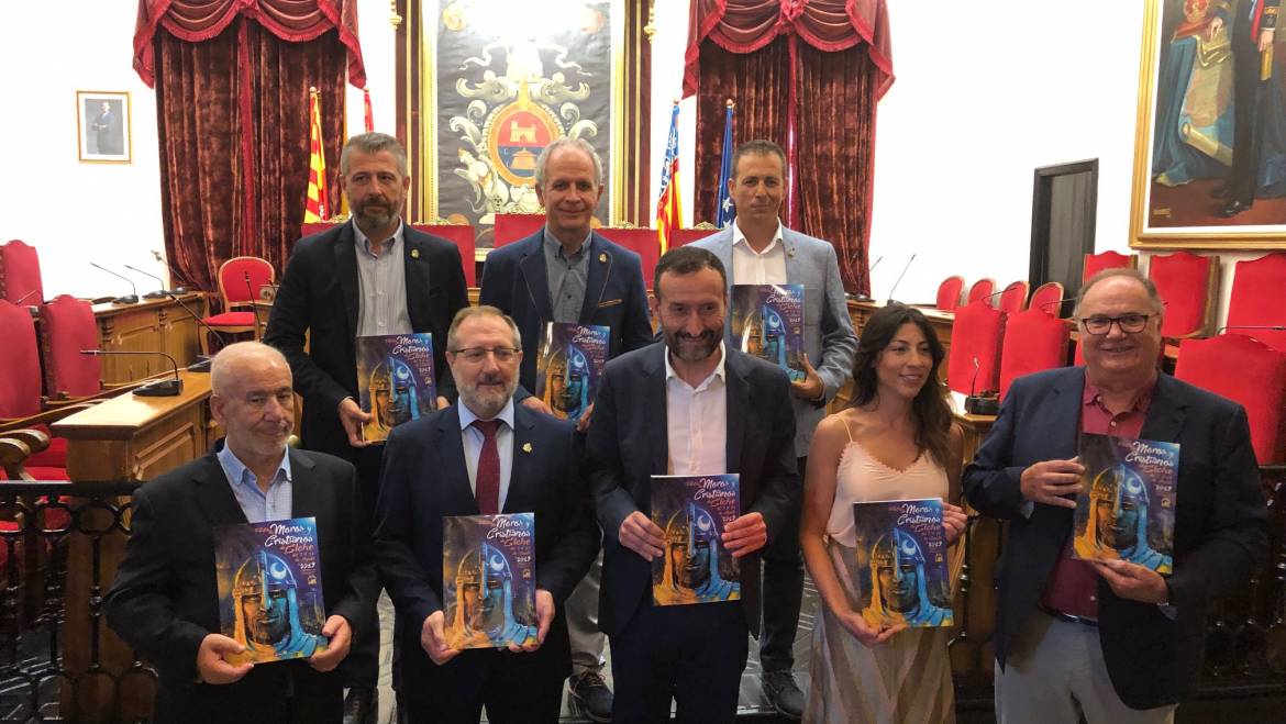 El salón de plenos acoge la presentación de la revista de Moros y Cristianos