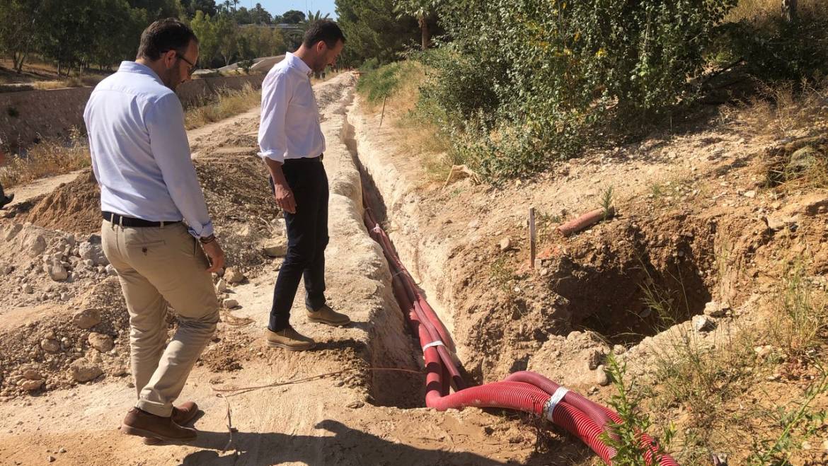 El Ayuntamiento de Elche mejora la iluminación de la ladera del río con la instalación de 17 nuevas farolas en el “Valle trenzado”