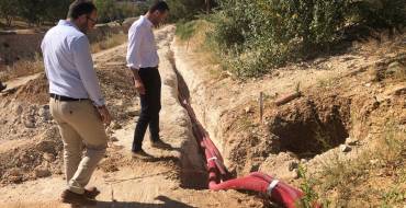 El Ayuntamiento de Elche mejora la iluminación de la ladera del río con la instalación de 17 nuevas farolas en el “Valle trenzado”