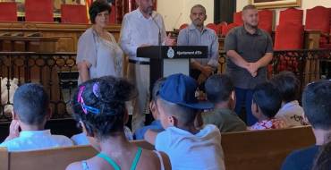 El alcalde da la bienvenida a los 32 niños y niñas saharauis que participan en el programa Vacaciones en Paz