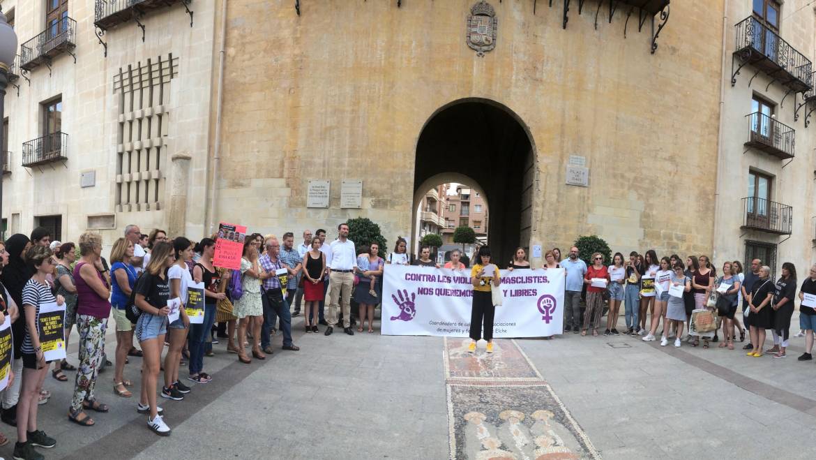 Concentración de apoyo en la plaça de Baix a la niña agredida por la manada de Manresa