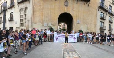 Concentración de apoyo en la plaça de Baix a la niña agredida por la manada de Manresa