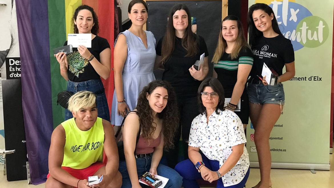 La concejala de Juventud entrega los premios de la campaña D-VALIENTES