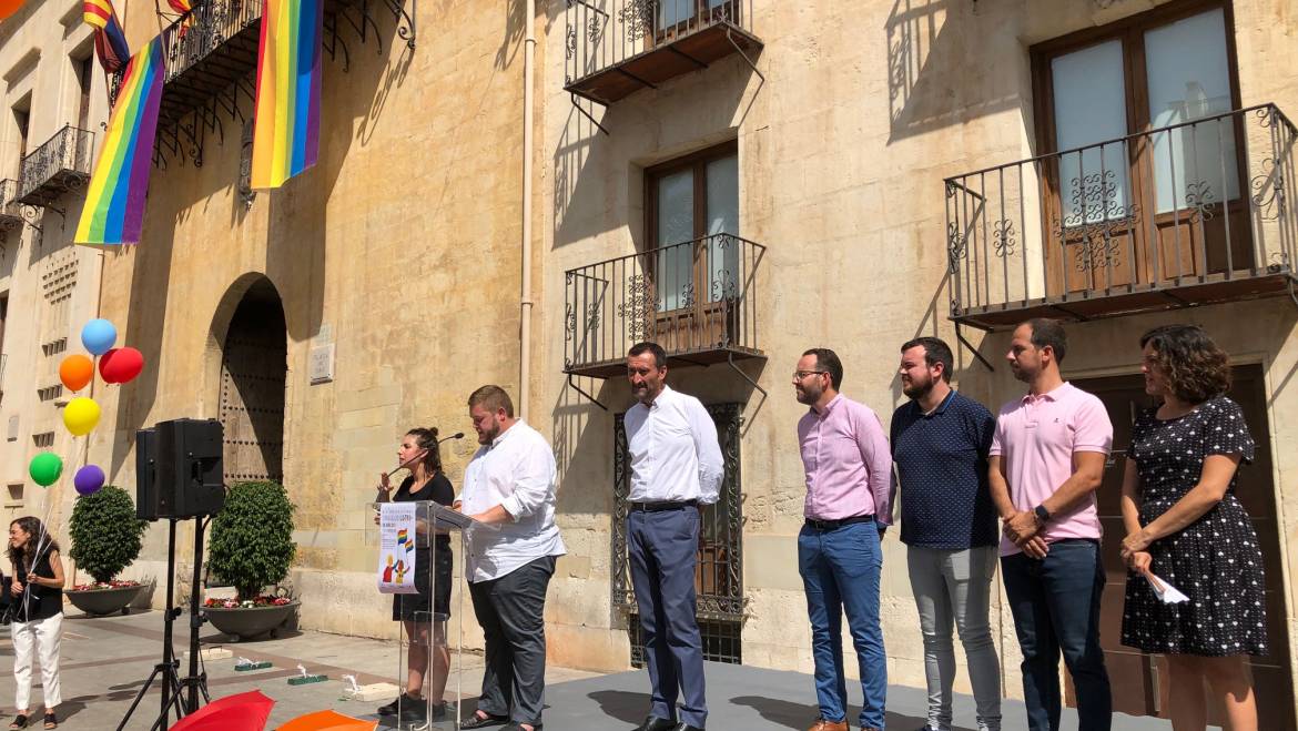 El Ayuntamiento de Elche celebra el Día LGTBI con despliegue de banderolas arco iris y lectura de un manifiesto reivindicativo