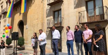 L’Ajuntament d’Elx celebra el Dia LGTBI amb desplegament de banderoles de l’arc de Sant Martí i lectura d’un manifest reivindicatiu