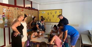 El concejal de Igualdad visita la escuela de verano de Los Palmerales