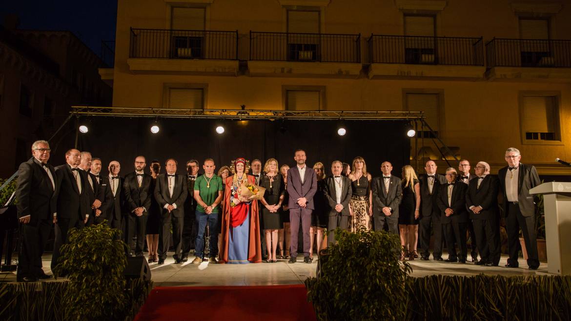 Alrededor de un millar de personas se reúnen en la plaza del Congreso Eucarístico para conmemorar el 122 aniversario del descubrimiento de la Dama de Elche