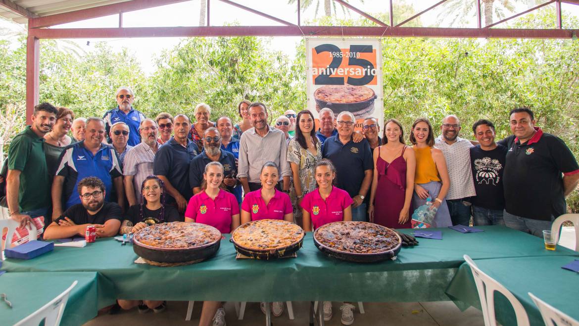 Carlos González degusta el plato típico ilicitano en el tradicional almuerzo de la Asociación de Amigos del Arroz con Costra