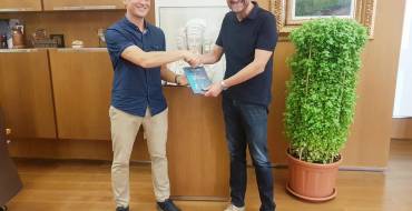 El metge il·licità Roberto Hurtado presenta a l’alcalde la seua novel·la, que relata el drama dels refugiats al Mediterrani