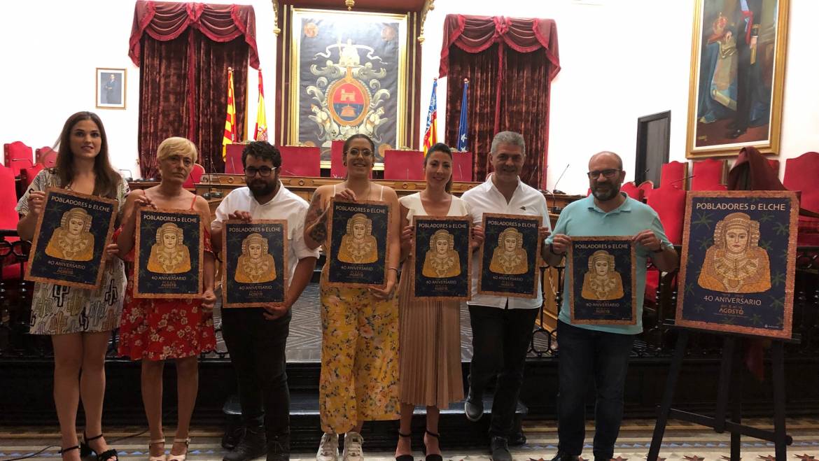 La Asociación Pobladores presenta en el salón de plenos su cartel y el nuevo cargo “Dama de Heliké”