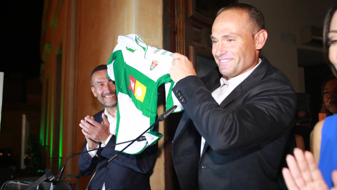 Nino llama a disfrutar de unas ‘fiestas de película’ en su pregón ante una Plaça de Baix abarrotada