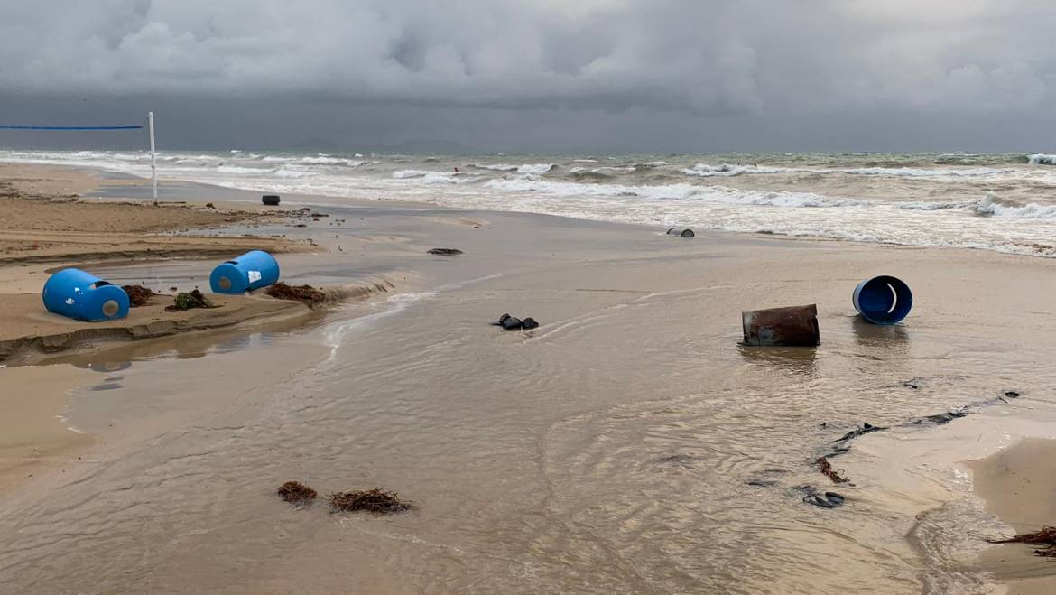 Los servicios municipales trabajan en la reparación de los daños causados por el temporal en las playas de Elche