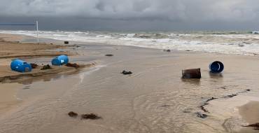 Los servicios municipales trabajan en la reparación de los daños causados por el temporal en las playas de Elche