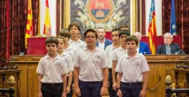 Els xiquets de l’escolania posen a prova les seues veus davant un abarrotat Saló de Plens