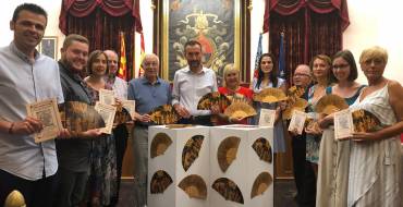 Presentan el abanico del Misteri 2019, obra de Inés Serna y de los participantes del taller de pintura de la AECC
