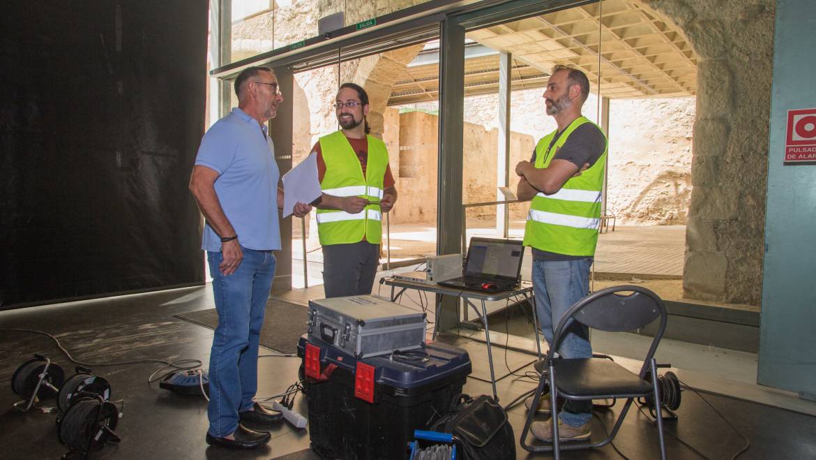 La Junta de Gobierno encarga buscar un nuevo emplazamiento para «les mascletaes» y estudiar la posibilidad de reducir la  carga explosiva junto al Palacio de Altamira