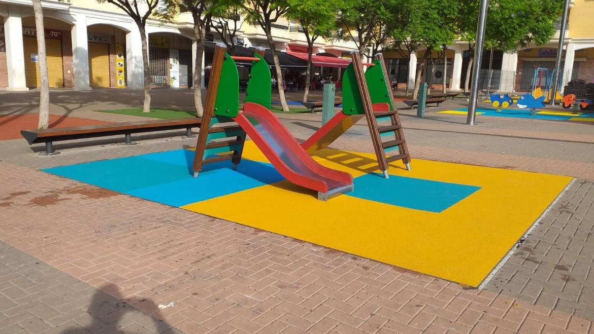 El Ayuntamiento renueva el pavimento de seguridad de las zonas de juegos infantiles