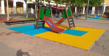 El Ayuntamiento renueva el pavimento de seguridad de las zonas de juegos infantiles