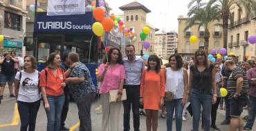 Un millar de personas participan en el primer desfile del colectivo LGTBI que se celebra en Elche