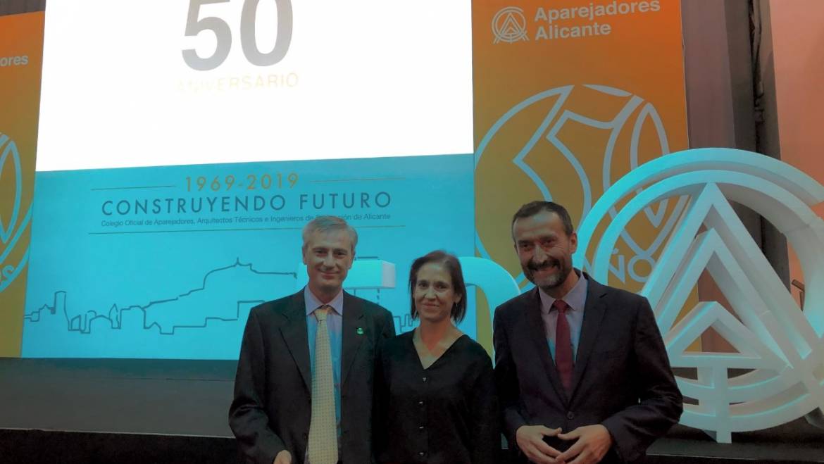 El alcalde de Elche apoya a los aparejadores en la celebración del 50 aniversario de su colegio profesional