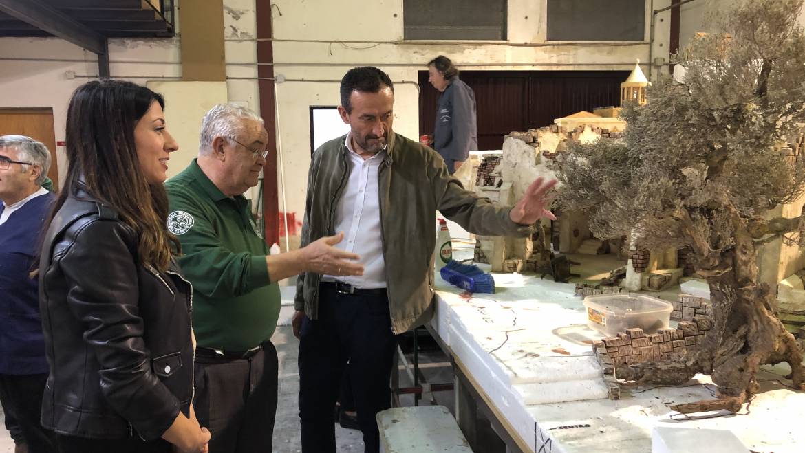 El alcalde y la concejala de Fiestas visitan a la Asociación de Belenistas para interesarse ante los trabajos del belén de la Glorieta