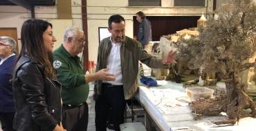 El alcalde y la concejala de Fiestas visitan a la Asociación de Belenistas para interesarse ante los trabajos del belén de la Glorieta