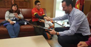 Carlos González recibe al nadador ilicitano Luis Paredes