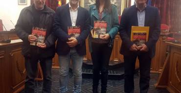 El Salón de Plenos acoge la presentación de un libro que repasa la historia de la Acadèmia Municipal de Dibuix i Pintura d’Elx