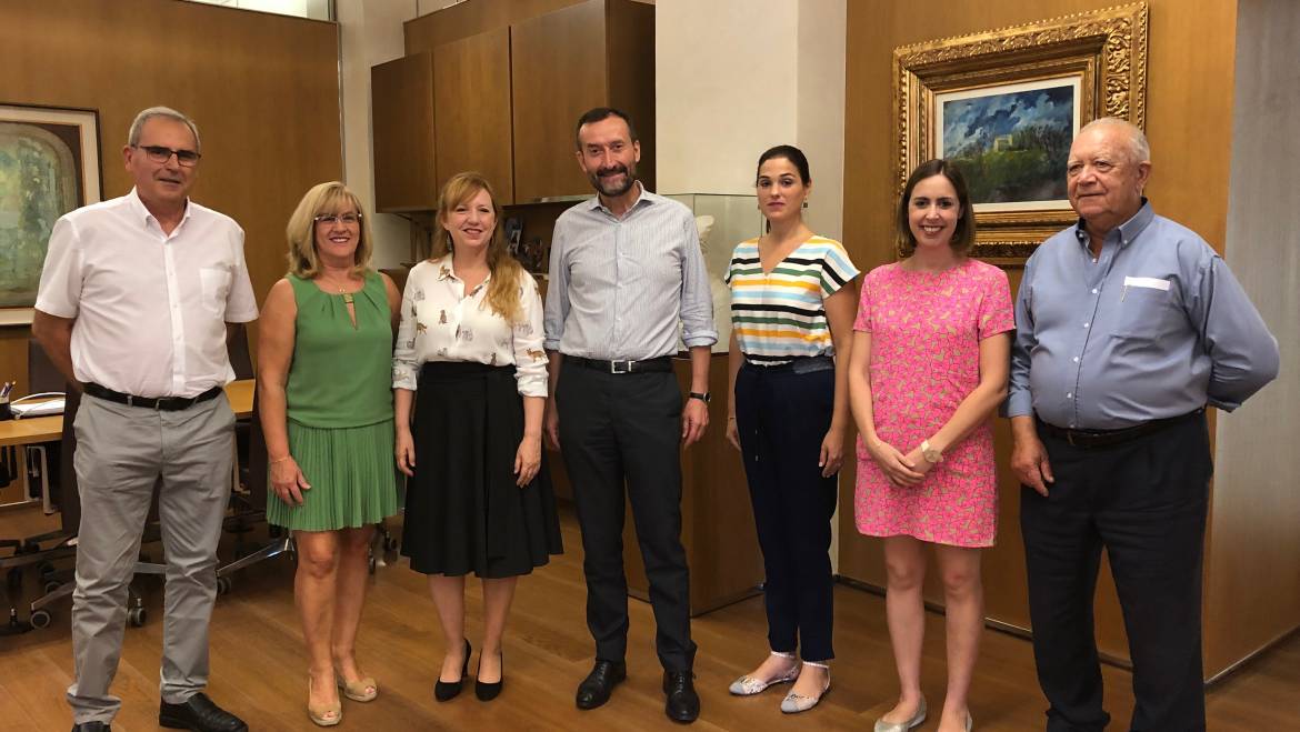 El alcalde de Elche, Carlos González, acompañado de las concejalas de Cultura, y Movilidad, ha recibido a los galardonados con motivo del acto institucional del 9 de octubre