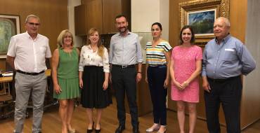 El alcalde de Elche, Carlos González, acompañado de las concejalas de Cultura, y Movilidad, ha recibido a los galardonados con motivo del acto institucional del 9 de octubre