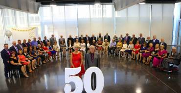 Veintiséis parejas ilicitanas  celebran sus bodas de oro  el Centro de Congresos