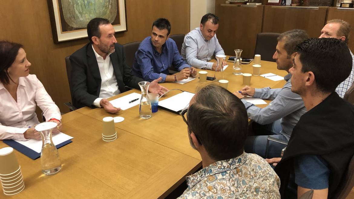 El alcalde expone a los placeros la necesidad de un nuevo proyecto de Mercado Central
