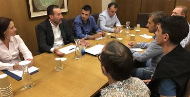 El alcalde expone a los placeros la necesidad de un nuevo proyecto de Mercado Central