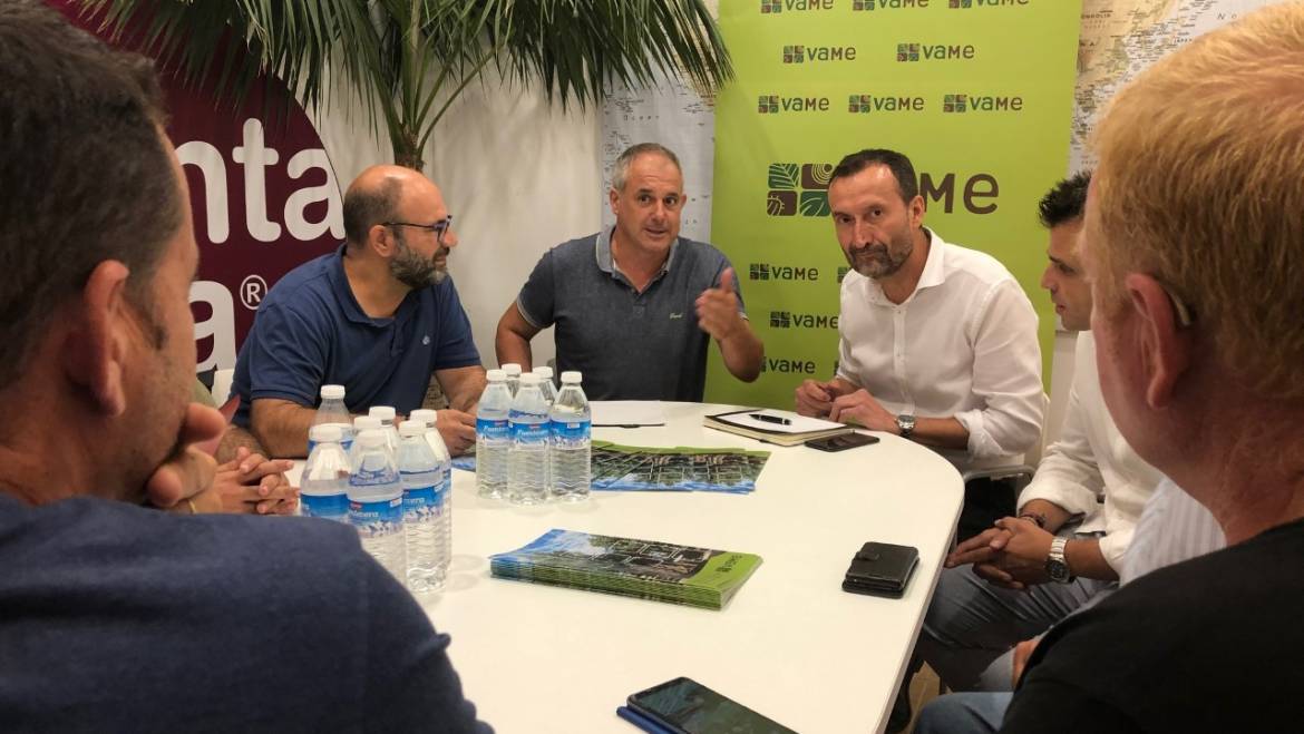 El alcalde se reúne  con los viveristas para buscar soluciones a los problemas del sector