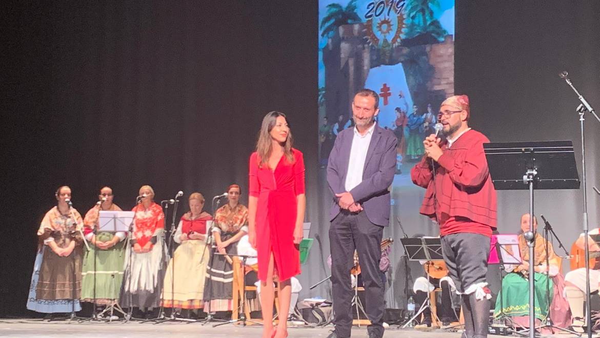 El alcalde se une a la celebración de la virgen del Pilar asistiendo al Festival de Jotas