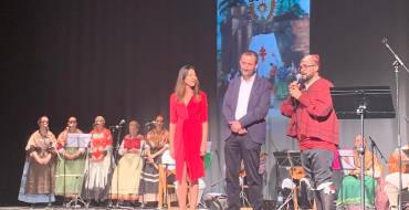 El alcalde se une a la celebración de la virgen del Pilar asistiendo al Festival de Jotas