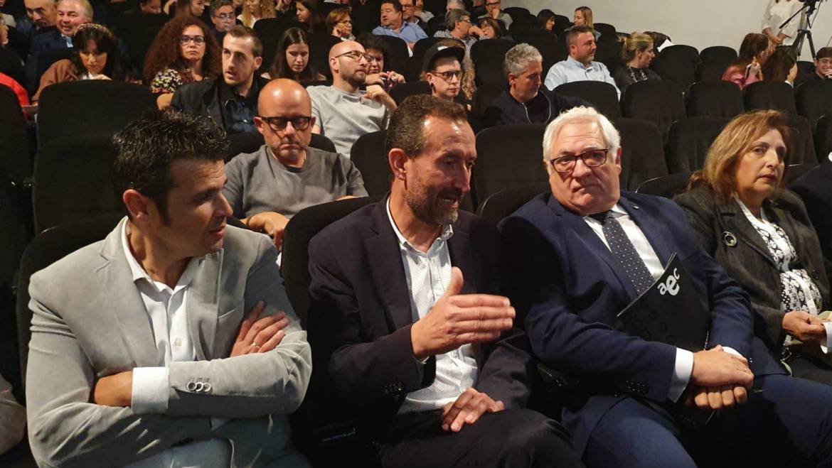 La moda llega a Elche con las tendencias que marcarán la primavera verano 2021