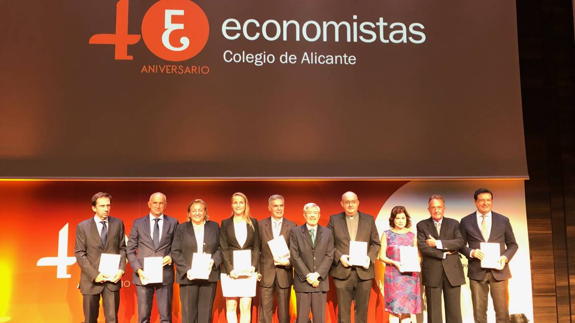 L’alcalde entrega als parcs científics de la UMH i la UA el premi al Foment de la Innovació en la gala dels economistes d’Alacant