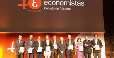 El alcalde entrega a los parques científicos de la UMH y la UA el premio al Fomento de la Innovación en la gala de los economistas de Alicante