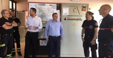 El alcalde y el concejal de Emergencias se reúnen con los bomberos