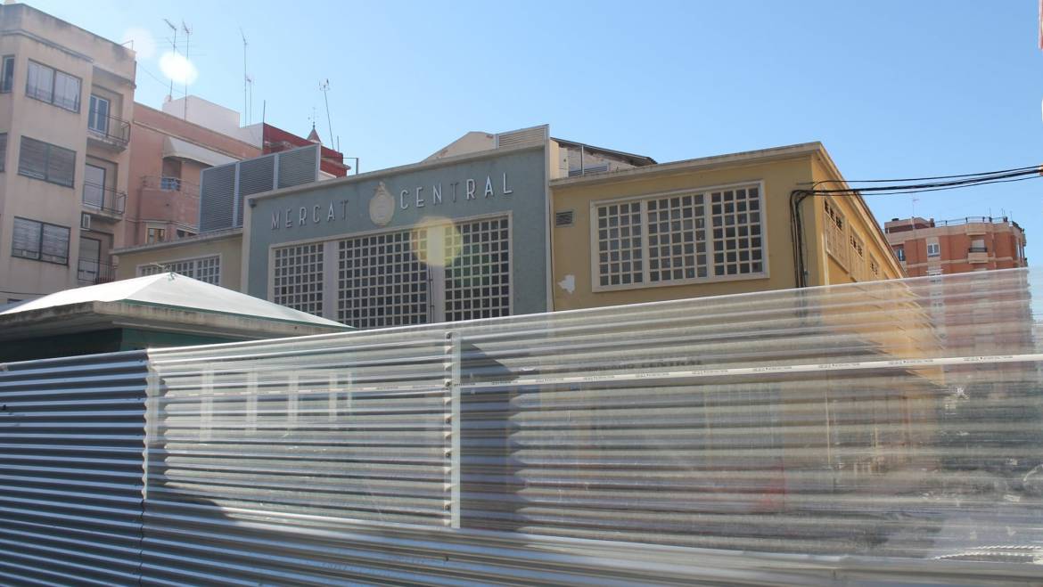 Comunicado: Aigues d’Elx lleva a cabo la eliminación de una obstrucción en la red de saneamiento en la Plaza de Las Flores